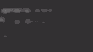 Eine Person verwendet ein Tablet in einer schwach beleuchteten Umgebung. Im Hintergrund sind mehrere unscharfe Monitore mit sichtbaren Daten zu sehen.