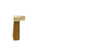 Eine Bürste mit Holzgriff und braunen Borsten auf der linken Seite eines weißen Hintergrunds.