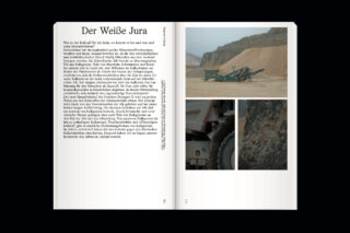 Auf der linken Seite erscheint ein deutscher Text mit dem Titel „Der Weiße Jura“, auf der rechten Seite sind drei Fotos eines Steinbruchgeländes mit Maschinen, einem felsigen Hang und einer Nahaufnahme von Steinen zu sehen.