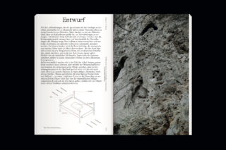 Eine Doppelseite mit deutschem Text, einem beschrifteten technischen Diagramm auf der linken Seite und einem Nahaufnahmefoto einer rauen, felsigen Oberfläche auf der rechten Seite.