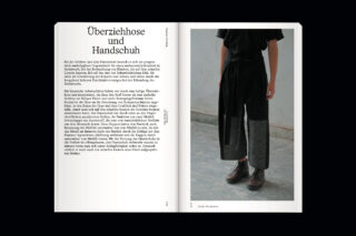 Eine Doppelseite mit deutschem Text auf der linken Seite und einem Foto auf der rechten Seite, das eine Person in kurzen schwarzen Hosen, einem schwarzen Oberteil und Stiefeln zeigt, deren Kopf sich außerhalb des Bildes befindet.