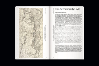 Ein aufgeschlagenes Buch zeigt auf der linken Seite eine Karte der Schwäbischen Alb und auf der rechten Seite einen deutschen Text mit dem Titel „Die Schwäbische Alb“.