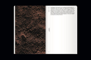 Eine Buchseite mit einem Nahaufnahmefoto von brauner Erde auf der linken Seite und deutschem Text auf der rechten Seite mit breiten Rändern.