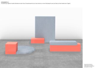Minimalistische Szene mit geometrischen Sitzelementen in Grau und Orange, darunter eine Bank, Hocker, ein Wandpaneel und ein runder Teppich, auf einem Betonboden vor einer weißen Wand.