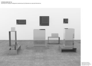 Fünf Glasvitrinen unterschiedlicher Höhe und Größe sind vor drei gerahmten geometrischen Kunstwerken an einer weißen Galeriewand angeordnet.