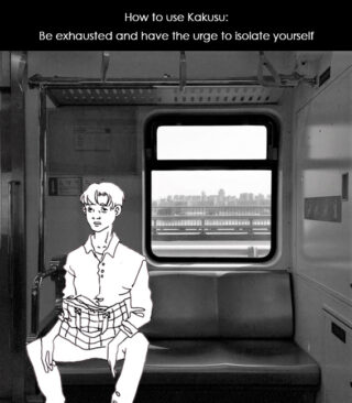 Ein Schwarzweißfoto eines leeren Zugsitzes mit einer darauf sitzenden Zeichentrickfigur, darüber liegt der Text: „So verwenden Sie Kakusu: Seien Sie erschöpft und verspüren Sie den Drang, sich zu isolieren.“.