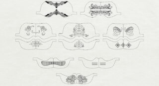 Ein Satz von zehn stilisierten, symmetrischen Maskenumrissen, jeder mit einzigartigen schwarzen Tintenmustern verziert und auf einem hell strukturierten Hintergrund dargestellt.