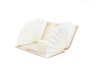 Eine Holzkiste mit zwei daran befestigten, halbrunden, fächerförmigen weißen Papiertafeln, die offen auf weißem Hintergrund präsentiert werden.