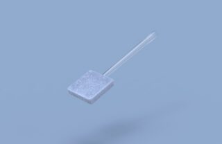 Vor einem schlichten hellblauen Hintergrund hängt ein Bimsstein mit durchsichtigem Kunststoffgriff.