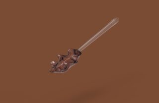 Ein Holzstab mit einer Gruppe von Pekannüssen, überzogen mit glänzender Schokolade auf einem einfarbig braunen Hintergrund.