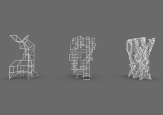 Drei abstrakte geometrische Drahtgitterskulpturen werden nebeneinander vor einem schlichten grauen Hintergrund angezeigt.