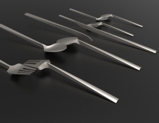 Ein Silberbesteckset bestehend aus Gabeln und Löffeln mit länglichen, geraden Griffen, angeordnet auf einer dunklen Oberfläche.