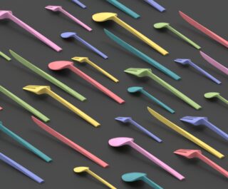 Verschiedene pastellfarbene Plastikutensilien, darunter Gabeln, Löffel und Messer, sind diagonal in einem sich wiederholenden Muster auf einem dunkelgrauen Hintergrund angeordnet.