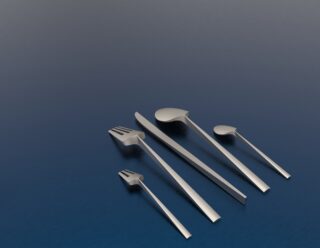 Fünf Teile modernen Silberbestecks, darunter ein Messer, zwei Gabeln und zwei Löffel, sind diagonal auf einer glatten, blauen Oberfläche angeordnet.
