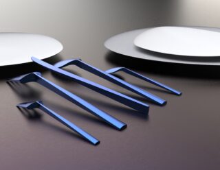 Zwei weiße Teller und sechs metallisch blaue Utensilien sind auf einer dunklen, reflektierenden Oberfläche angeordnet. Die Utensilien wirken einzigartig geformt und sind parallel zueinander platziert.