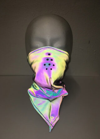 Ein mattgrauer Schaufensterpuppenkopf zeigt ein schillerndes, mehrfarbiges Bandana, das die untere Gesichtshälfte bedeckt und in einem Muster angeordnete schwarze Belüftungslöcher aufweist.