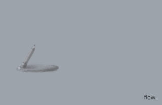 Auf einem schlichten hellblauen Hintergrund steht aufrecht auf einer flachen Unterlage ein Saugstift, in der unteren rechten Ecke steht in Kleinbuchstaben das Wort „flow.“.