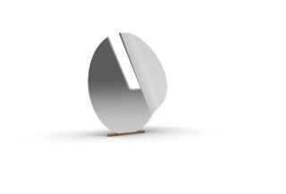 Großer, freistehender ovaler Spiegel mit Holzsockel, leicht geneigt und einen weißen Hintergrund reflektierend.