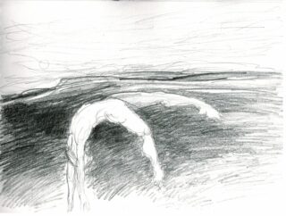 Eine Bleistiftskizze einer Person, die auf einer strukturierten Oberfläche einen Rückwärtsbogen macht, mit einem Horizont und einem bewölkten Himmel im Hintergrund.