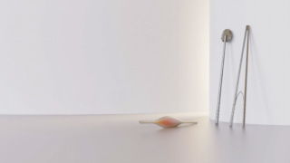 Eine Glasflasche liegt seitlich auf einer glatten Oberfläche, neben einer langen Metallzange, die an einer weißen, gewölbten Wand lehnt.