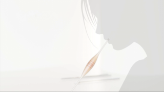 Silhouette einer Person, die vor hellem Hintergrund ein Thermometer im Mund hält.