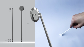 Eine technische Zeichnung und ein Einsatz zeigen einen Metallstab mit einer kreisförmigen Klinge an der Spitze, der von einer Hand über eine weiße Oberfläche geschoben wird.