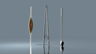 Drei moderne, minimalistische Utensilien stehen aufrecht auf einer reflektierenden Oberfläche: ein Glasgefäß mit Flüssigkeit, eine Metallzange und ein Metallrührer mit abgerundetem Ende.