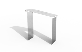 Eine U-förmige Metallhalterung mit zwei vertikalen Seiten und einer flachen horizontalen Oberseite, die einen Schatten auf einen weißen Hintergrund wirft.