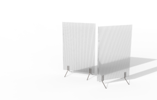 Zwei freistehende, rechteckige, durchsichtige Acrylplatten mit Metallstützen auf weißem Hintergrund.