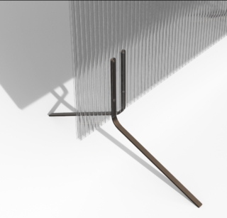 Eine Nahaufnahme einer transparenten vertikalen Platte, die von einem Metallständer mit zwei gebogenen Beinen auf einer weißen Oberfläche getragen wird.