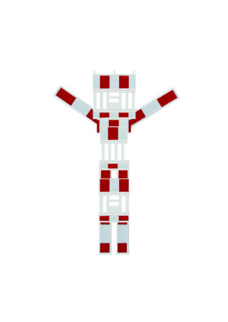 Eine geometrische Figur aus weißen und roten Blöcken, die in einer menschenähnlichen Form mit erhobenen Armen vor einem weißen Hintergrund angeordnet sind.