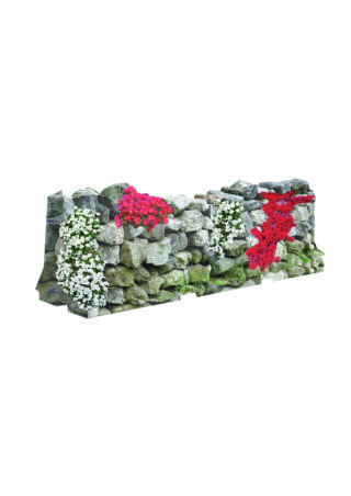 Eine Steinmauer mit Büscheln roter und weißer Blumen, die zwischen den Felsen wachsen, isoliert auf weißem Hintergrund.