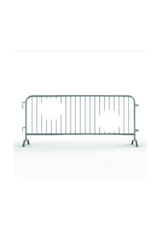 Auf weißem Hintergrund steht eine metallene Absperrung zur Kontrolle der Menschenmenge.