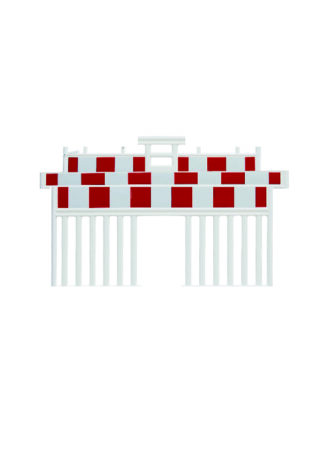 Eine weiße Kunststoffstruktur mit vertikalen Lamellen und einem Dach mit einem Muster aus roten und weißen Rechtecken.