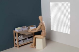 Eine hölzerne Schaufensterpuppe sitzt an einem Schreibtisch mit angeordneten Tabletts und blickt auf eine Wand mit einem großen transparenten Schachbrettquadrat.