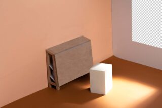 Ein kleines Holzregal mit Papieren und ein weißer rechteckiger Block stehen auf einer braunen Oberfläche, in die durch ein Fenster auf der rechten Seite Licht fällt.