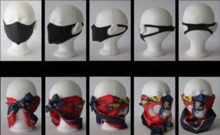 Zwei Reihen von Schaufensterpuppenköpfen zeigen aus verschiedenen Blickwinkeln verschiedene Tragemöglichkeiten für schwarze Stoffmasken (obere Reihe) und rot gemusterte Schals (untere Reihe) zur Gesichtsbedeckung.