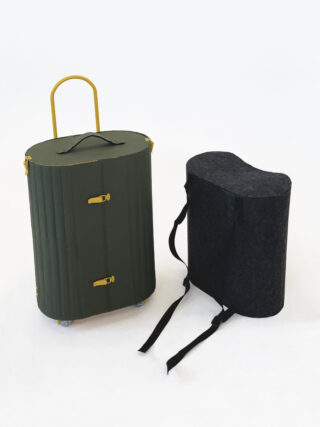 Zwei moderne, einzigartig geformte Koffer – einer olivgrün mit Rollen und gelbem Griff, der andere dunkelgrau mit Rucksackgurten – stehen auf einem weißen Hintergrund.