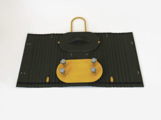 Ein schwarz-gelbes faltbares Gerät mit Griff, Rädern und strukturierter Oberfläche, aufgeklappt auf weißem Hintergrund.