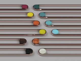 Zwölf horizontale Metallstäbe halten an einem Ende jeweils ein andersfarbiges oder strukturiertes kreisförmiges Objekt, angeordnet auf einem grauen Hintergrund.