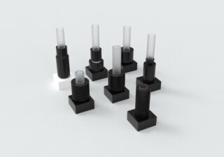 Sieben geometrische schwarz-weiße Objekte mit zylindrischen Oberteilen und quadratischen Unterteilen, angeordnet auf einer hellen Oberfläche, eines mit weißem Unterteil und der Rest mit schwarzem Unterteil.