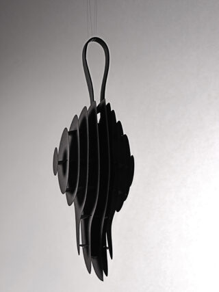 Eine schwarze, abstrakte Hängeskulptur mit sich kreuzenden gebogenen und flachen Paneelen, die an dünnen Drähten vor einem neutralen Hintergrund aufgehängt sind.