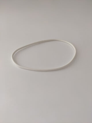 Ein einzelnes weißes Gummiband liegt auf einer schlichten hellen Oberfläche.