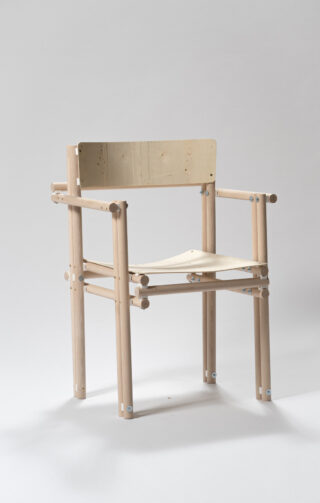 Ein Holzstuhl mit einem einfachen, eckigen Rahmen, einer flachen Rückenlehne und einer leicht gebogenen Sitzfläche, konstruiert mit sichtbaren Schrauben und Gelenken.