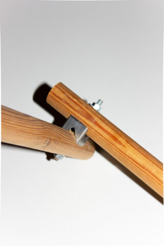 Zwei schräg verbundene Holzdübel mit Metallwinkel und Bolzen vor weißem Hintergrund.