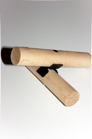 Zwei zylindrische Holzstäbe, die durch ein schwarzes Scharnier verbunden sind und schräg vor einem schlichten weißen Hintergrund positioniert sind.