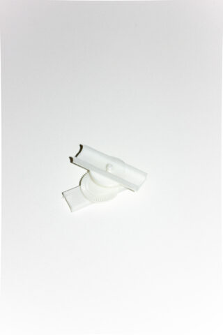 Ein kleiner weißer Plastikclip mit einem zahnradähnlichen Bauteil, fotografiert auf einem schlichten weißen Hintergrund.