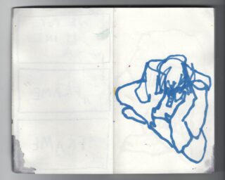 Eine lockere blaue Strichzeichnung einer sitzenden Person mit gesenktem Kopf auf einer offenen Skizzenbuchseite mit schwachem Text und sichtbaren Flecken.