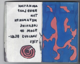 Auf der rechten Seite befindet sich eine abstrakte Zeichnung mit blauen und roten Formen, während auf der linken Seite ein umgekehrter handgeschriebener Text und ein Spiraldesign erscheinen.