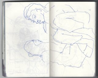 Auf den Seiten eines offenen Skizzenbuchs sind lose Skizzen mit blauer Tinte von zwei einander gegenüberstehenden Personen gezeichnet, im Hintergrund sind schwache, unvollendete Skizzen zu sehen.